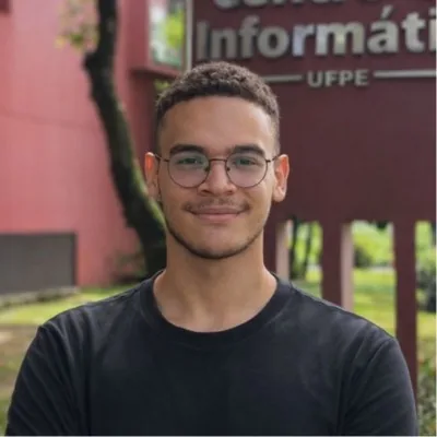Foto de Joab Henrique em frente ao Centro de Informática da UFPE